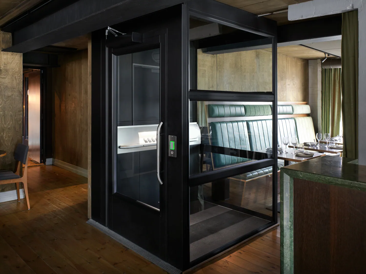 Ascensor Aritco PublicLift Access de cristal y paneles en negro · Restaurante en Stavanger · vista general