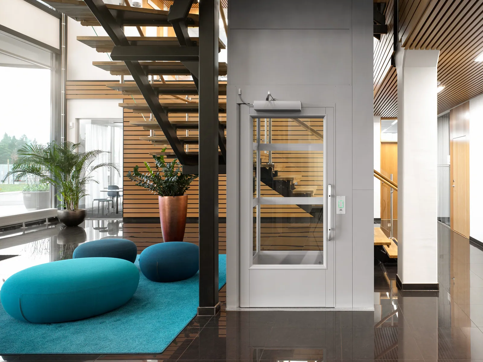 Ascensor Aritco PublicLift Access de cristal y paneles en gris claro · Oficinas en Kalmar · vista general