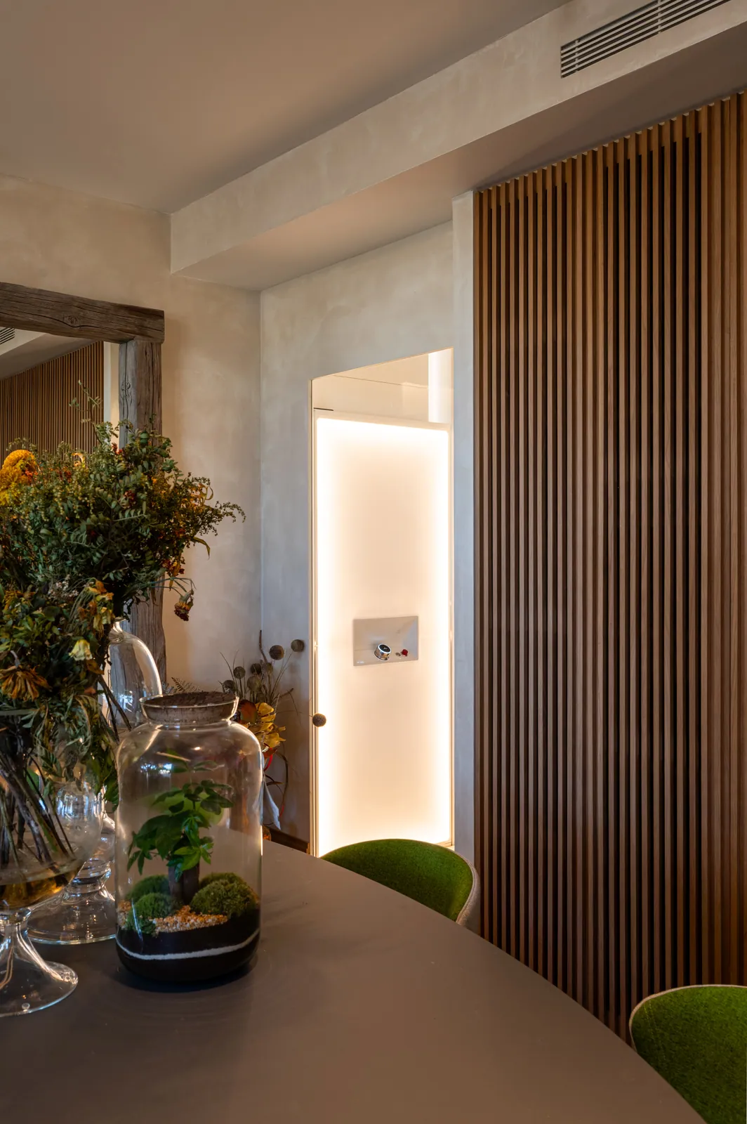 Ascensor Aritco HomeLift de cristal en blanco · Vivienda unifamiliar contemporánea entre piedra y madera · detalle