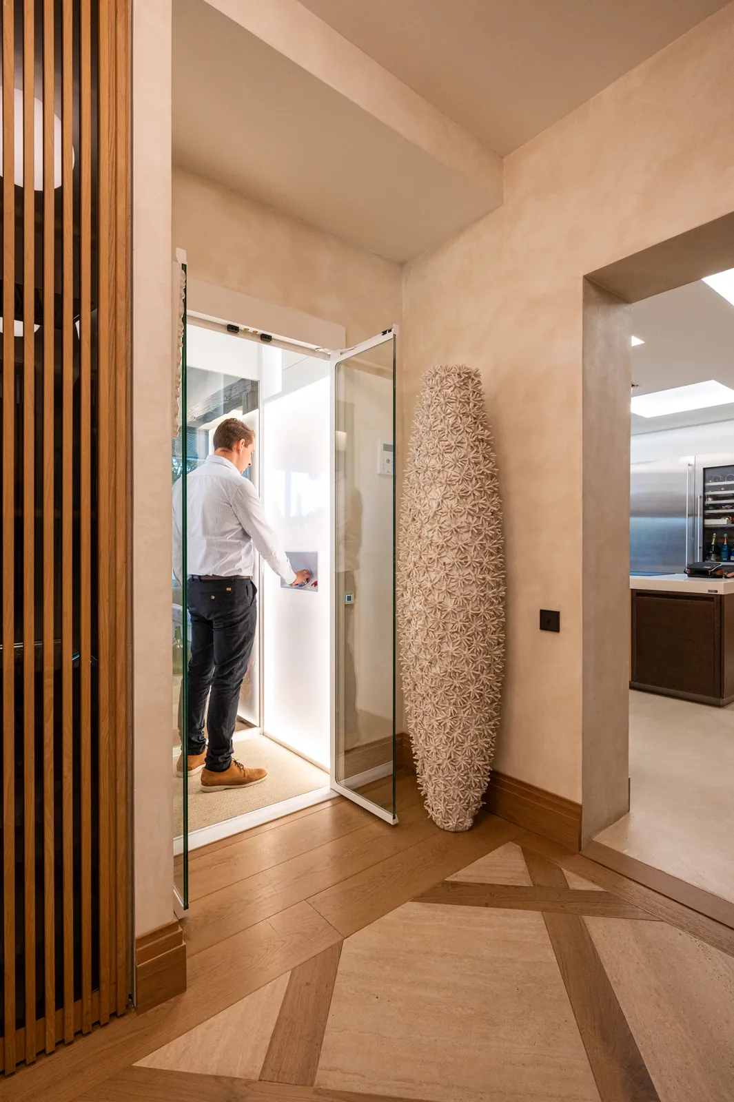 Ascensor Aritco HomeLift de cristal en blanco · Vivienda unifamiliar contemporánea entre piedra y madera · vista general