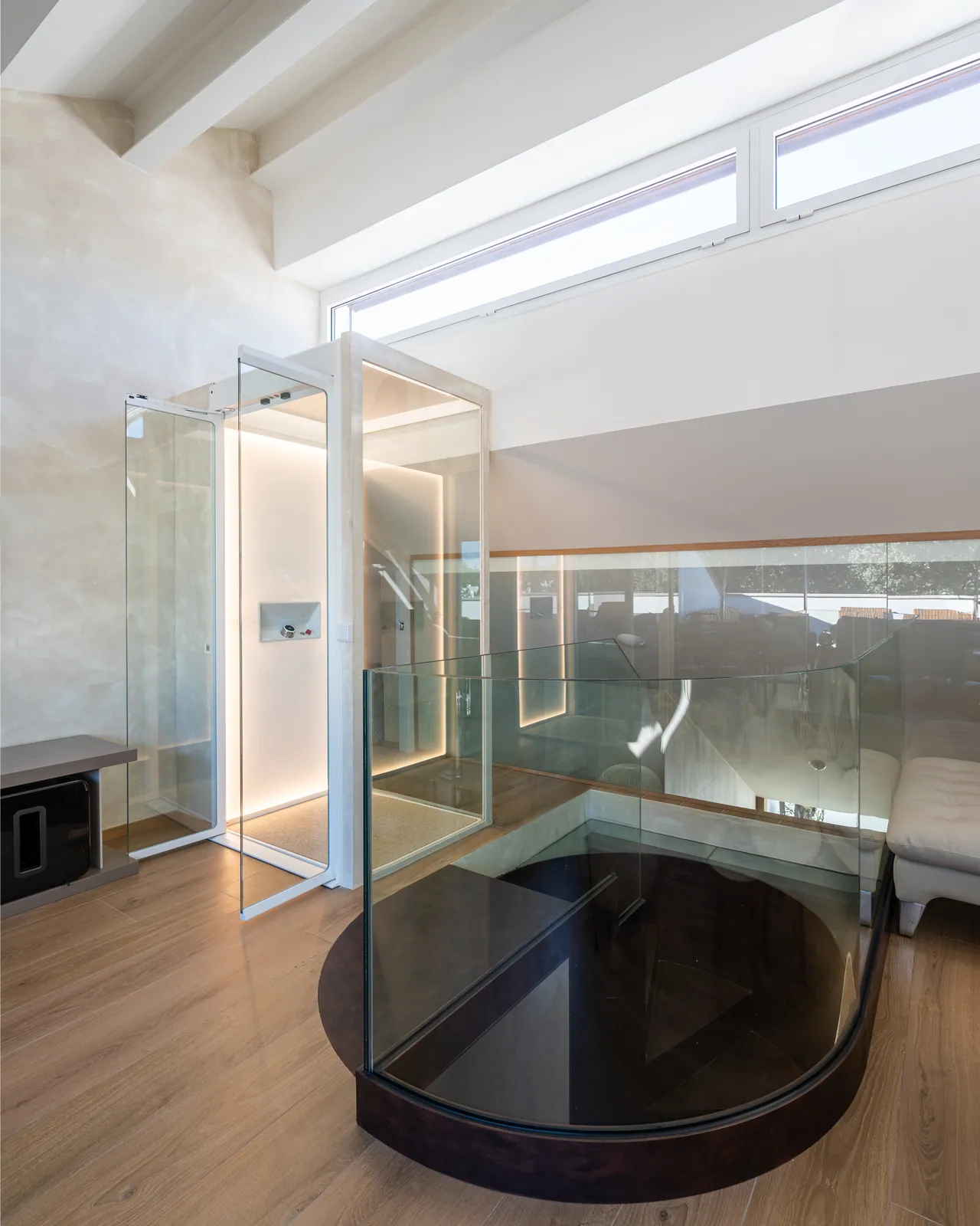 Ascensor Aritco HomeLift de cristal en blanco · Vivienda unifamiliar contemporánea entre piedra y madera · vista general