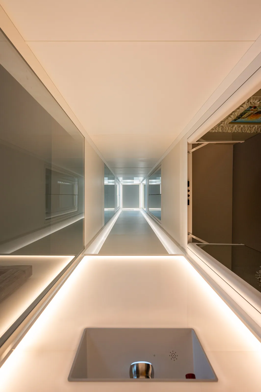 Ascensor Aritco HomeLift de cristal en blanco · Vivienda unifamiliar contemporánea entre piedra y madera · interior
