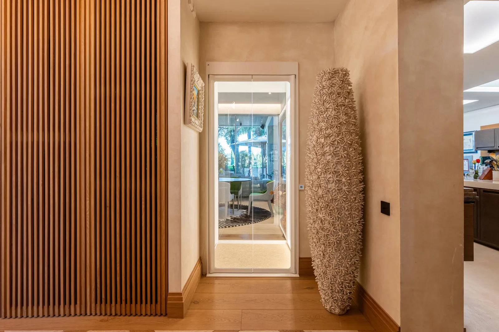 Ascensor Aritco HomeLift de cristal en blanco · Vivienda unifamiliar contemporánea entre piedra y madera · vista general
