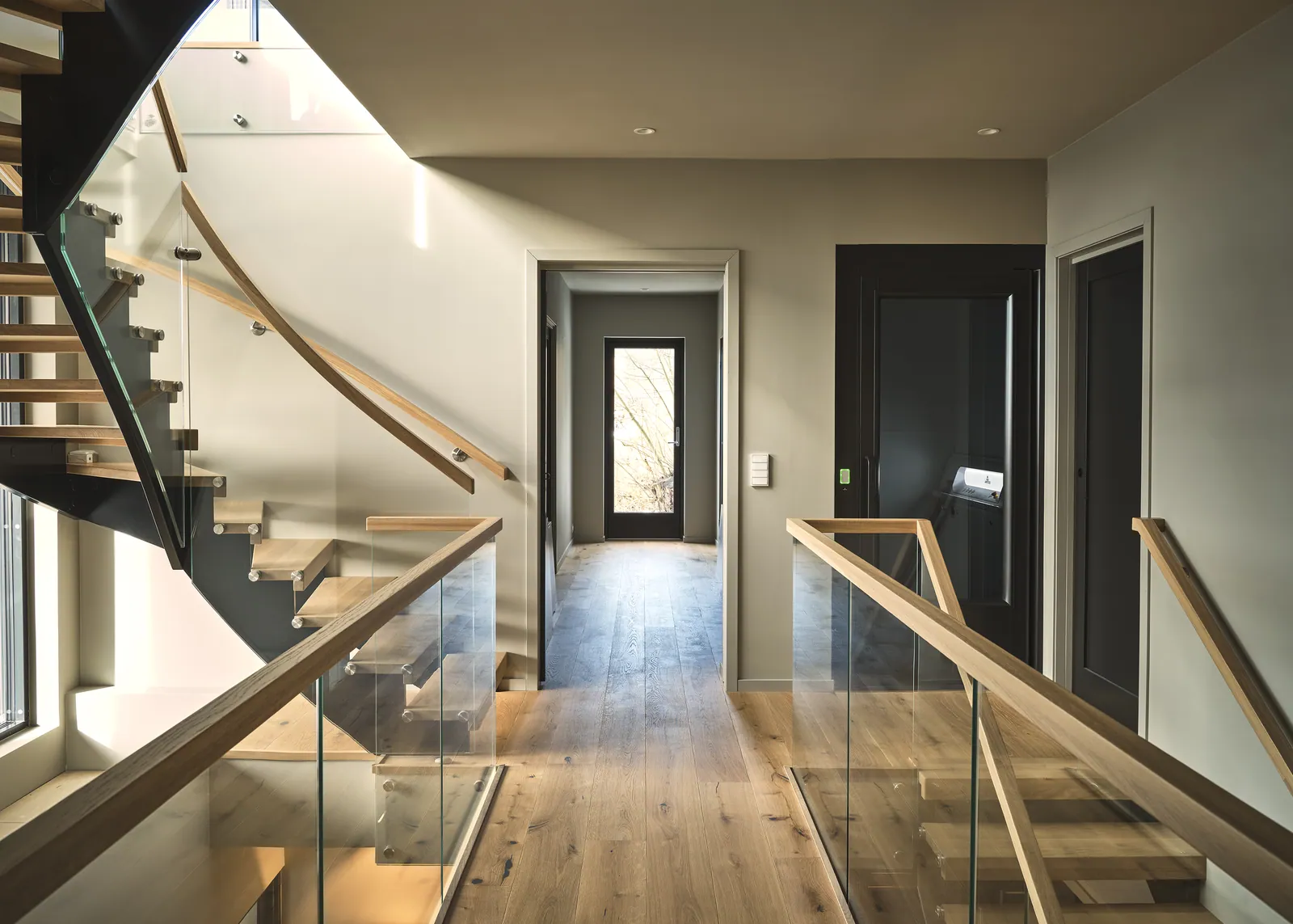 Ascensor Aritco HomeLift Access de paneles opacos en negro · Vivienda unifamiliar contemporánea con suelos de roble · vista general