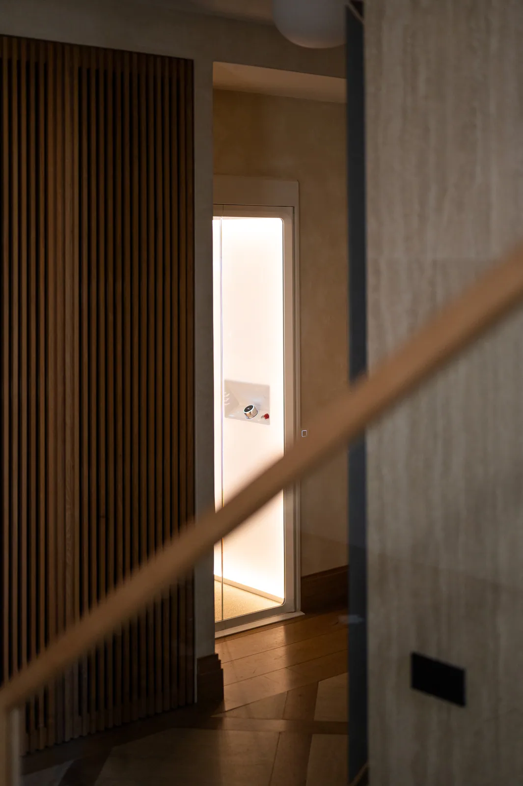 Ascensor Aritco HomeLift de cristal en blanco · Vivienda unifamiliar contemporánea entre piedra y madera · vista general