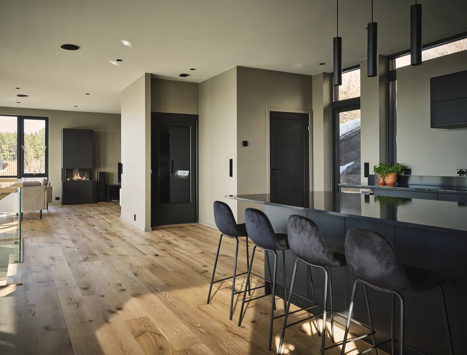 Ascensor Aritco HomeLift Access de paneles opacos en negro · Vivienda unifamiliar contemporánea con suelos de roble · vista general