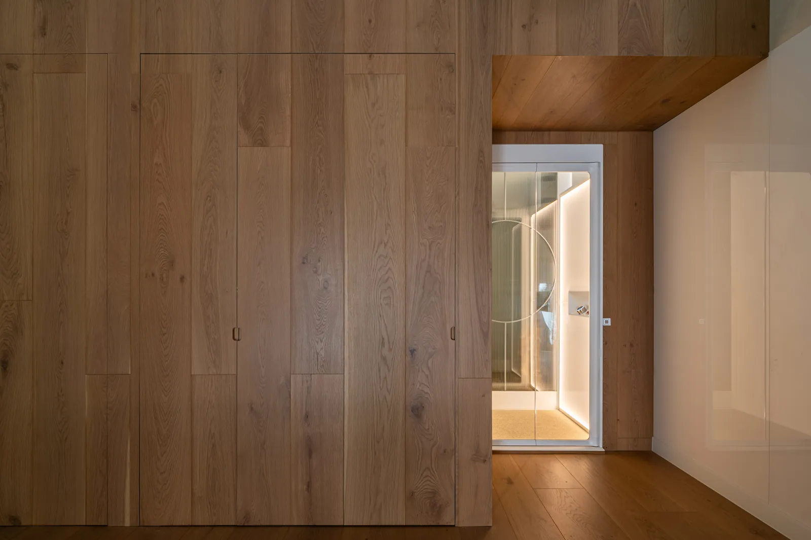 Ascensor Aritco HomeLift de cristal en blanco · Vivienda unifamiliar contemporánea entre piedra y madera · vista general