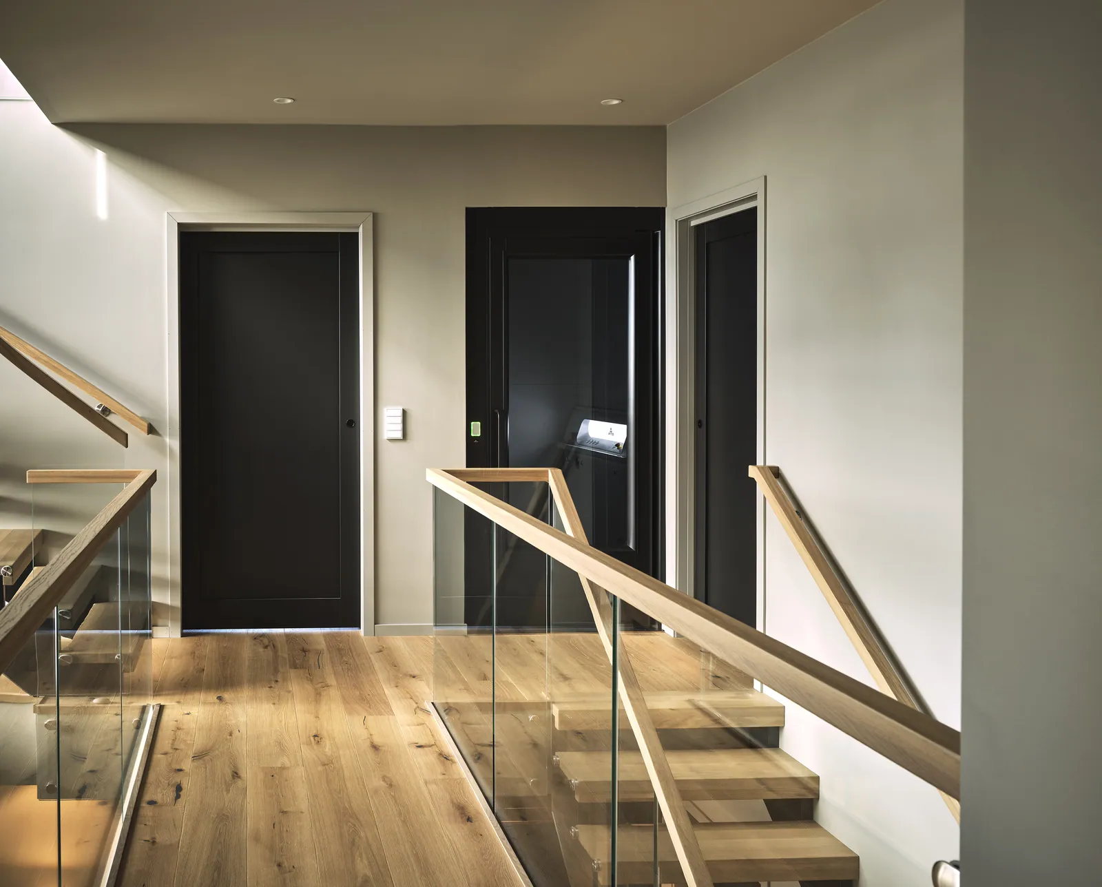 Ascensor Aritco HomeLift Access de paneles opacos en negro · Vivienda unifamiliar contemporánea con suelos de roble · vista general