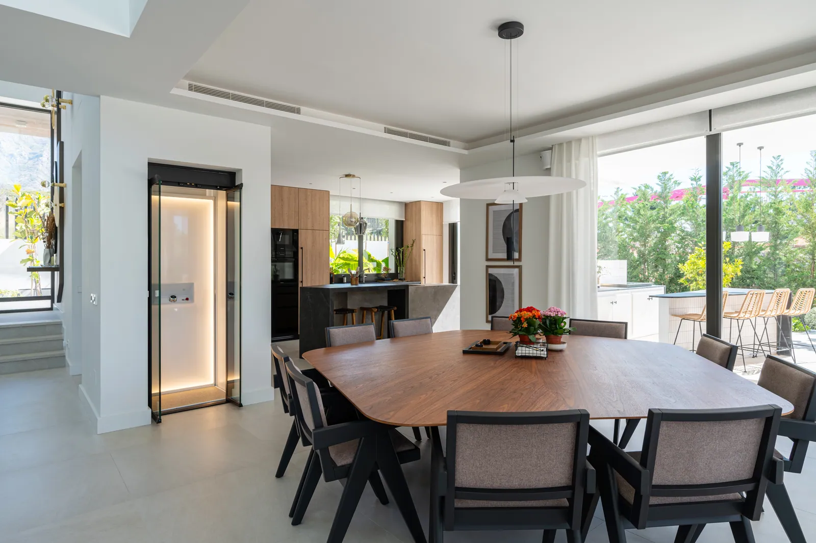 Ascensor Aritco HomeLift de cristal y paneles en negro · Villa de lujo con azotea en Marbella · vista general