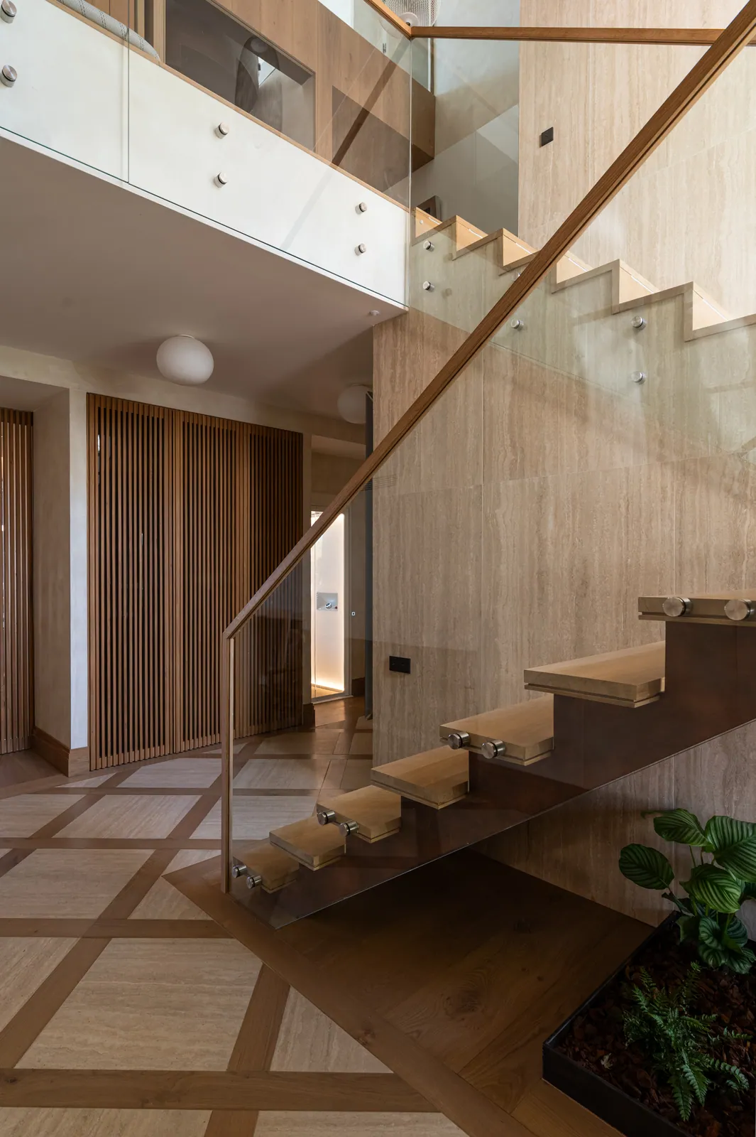 Ascensor Aritco HomeLift de cristal en blanco · Vivienda unifamiliar contemporánea entre piedra y madera · vista general