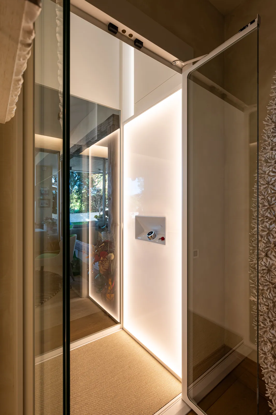 Ascensor Aritco HomeLift de cristal en blanco · Vivienda unifamiliar contemporánea entre piedra y madera · interior